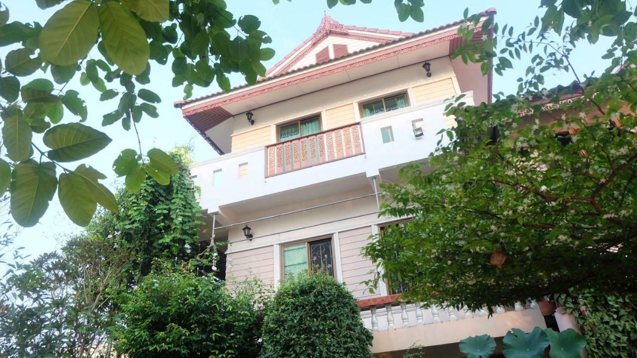 Bed and Breakfast Loy Manee House Аюттхая Экстерьер фото